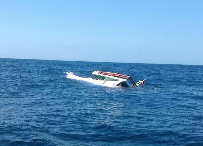 kapal_tim_monitoring_kpk_terbalik_di_laut_bali