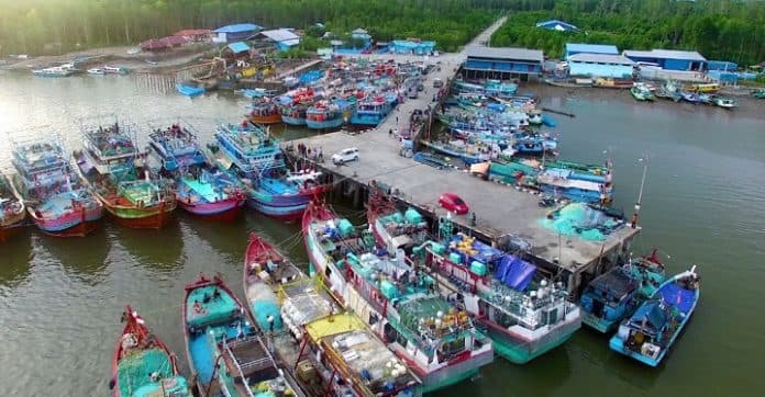 kapal_vietnam_malaysia_dan_sri_lanka_dituding_curi_ikan_di_laut_natuna_utara