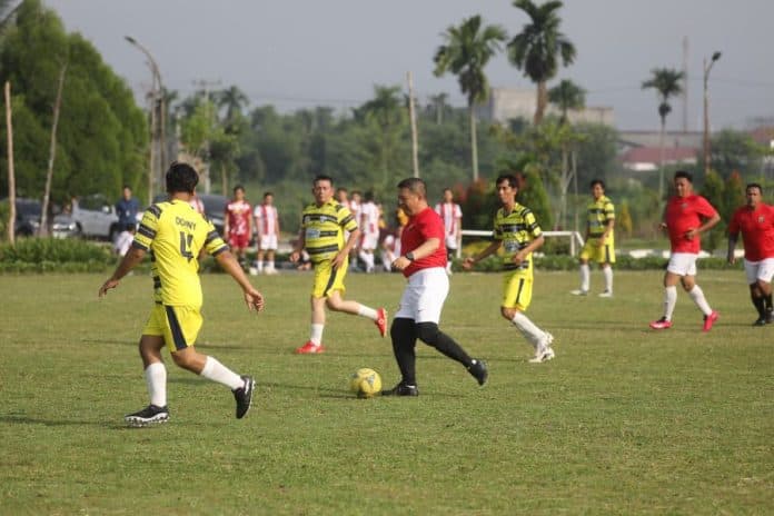 kapolda_bermain_taktis_di_pertandingan_sepakbola_polda_sumut_vs_jurnalis