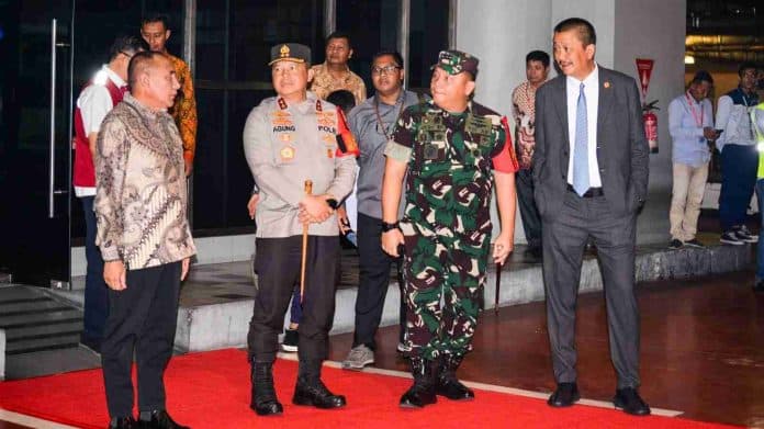kapolda_dan_gubernur_sambut_presiden_jokowi_di_sumut