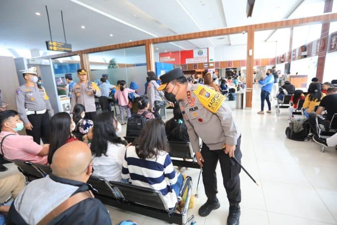 kapolda_sumut_pantau_aktivitas_bandara_silangit_dan_arus_lalu_lintas_taput