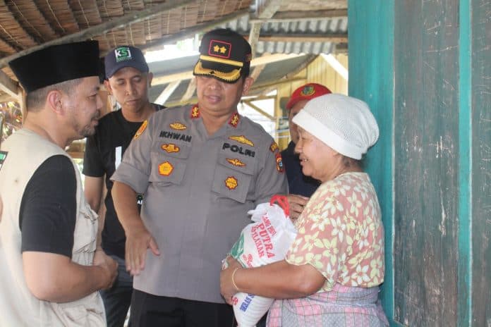 kapolres_batu_bara_bagi_sembako_bantu_kaum_dhuafa