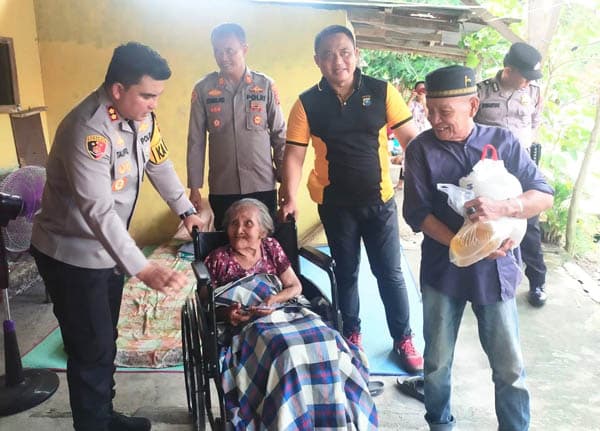kapolres_batu_bara_bantu_kursi_roda_dan_sembako_kepada_nenek_usia_105_tahun