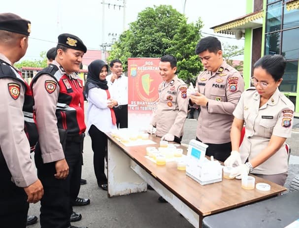 kapolres_batu_bara_mendadak_gelar_tes_urine_ke_jajaran_anggotanya