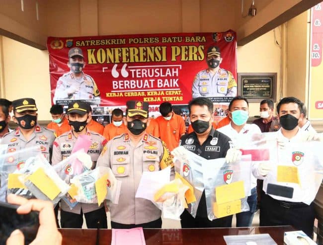kapolres_batu_bara_paparkan_6_kasus_curat_begal_hingga_pembakaran_rumah_dengan_8_tersangka