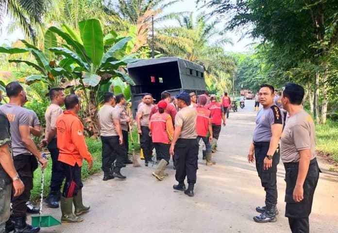 kapolres_batu_bara_pimpin_pembersihan_sampah_untuk_memenuhi_prioritas_kapolri