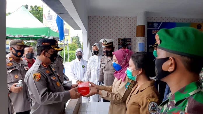 kapolres_batu_bara_serahkan_alat_rapid_test_swab_antigen