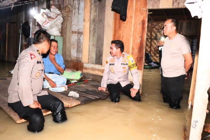 kapolres_batu_bara_tinjau_dan_bantu_korban_banjir