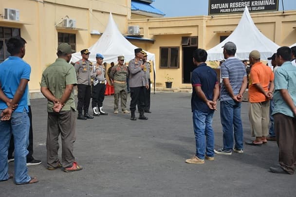 kapolres_labusel_bawa_keluar_orang_yang_buat_keributan