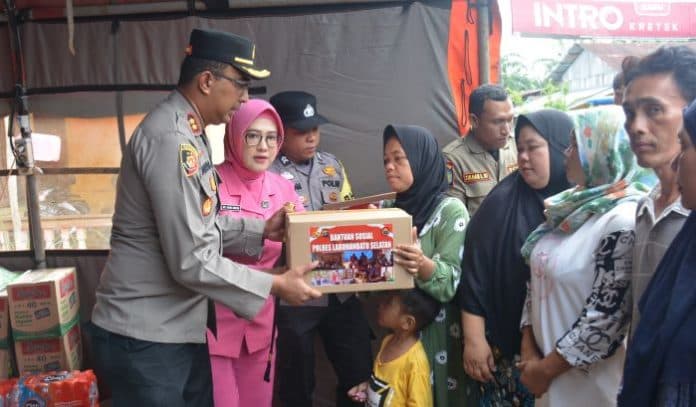 kapolres_labusel_salurkan_bantuan_untuk_korban_kebakaran_di_kotapinang