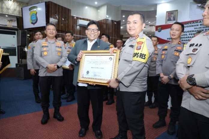 kapolres_langkat_dapat_penghargaan_dari_ombudsman_ri