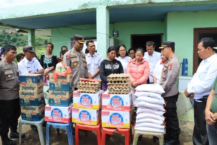 kapolres_samosir_berikan_bantuan_ini_kesaksian_korban_banjir_bandang_binanga_tulas_samosir