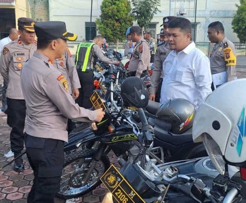kapolres_samosir_berikan_reward_kepada_2_personel_berprestasi