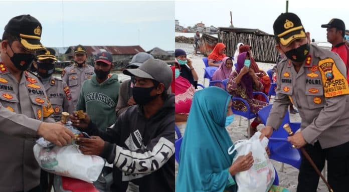 kapolres_serahkan_bansos_kapoldasu_untuk_penarik_ojek_dan_kaum_dhuafa_di_tanjung_tiram