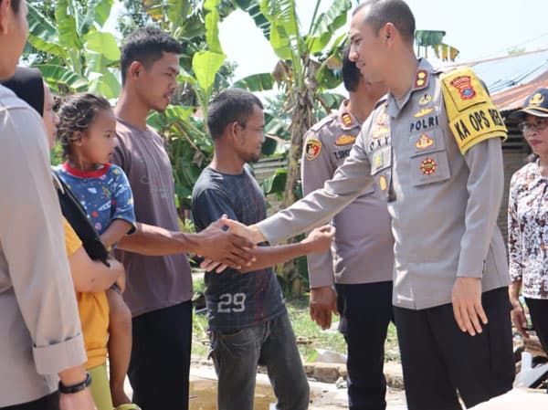 kapolres_sergai_bantu_warga_terdampak_angin_puting_beliung