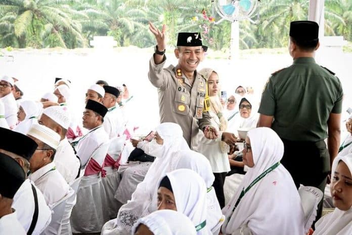 kapolres_sergai_hadiri_tepung_tawar_319_jamaah_calhaj
