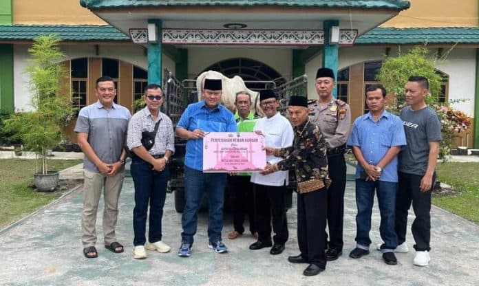 kapolres_simalungun_serahkan_hewan_kurban_ke_mui_persulukan_dan_ponpes