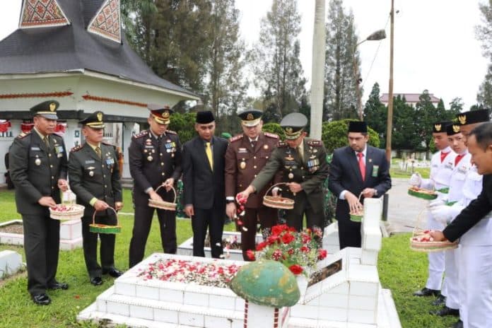 kapolres_tanah_karo_pimpin_upacara_hari_pahlawan_tahun_2022_di_kantor_bupati