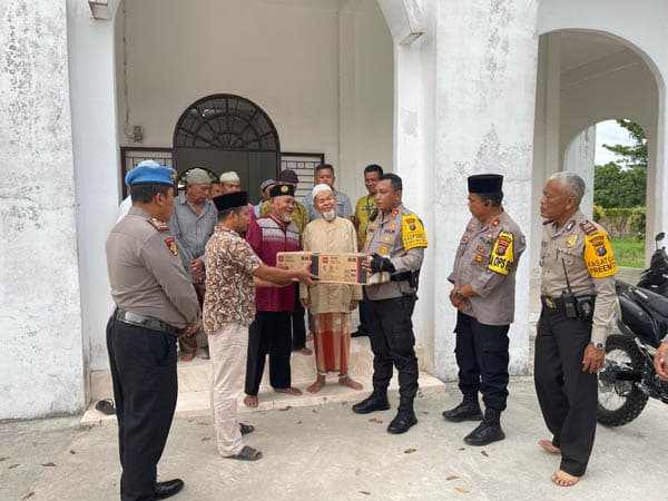 kapolres_tanjung_balai_bantu_masjid_dan_dengarkan_keluhan_warga