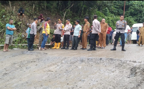 kapolres_tapsel_turun_ke_lokasi_jalan_rusak_di_batu_jomba