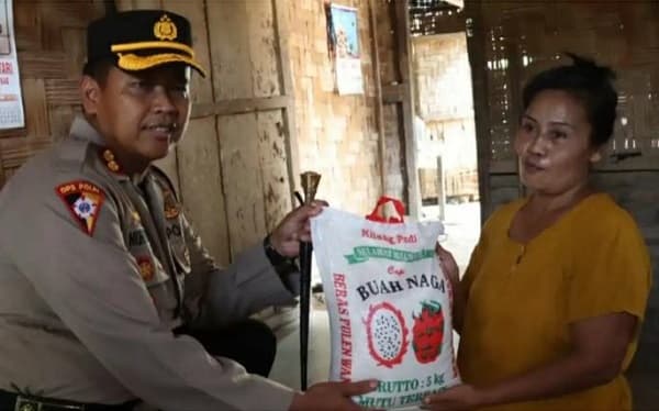 kapolres_tebing_tinggi_beri_bantuan_sembako_pada_warga_terdampak_kenaikan_bbm