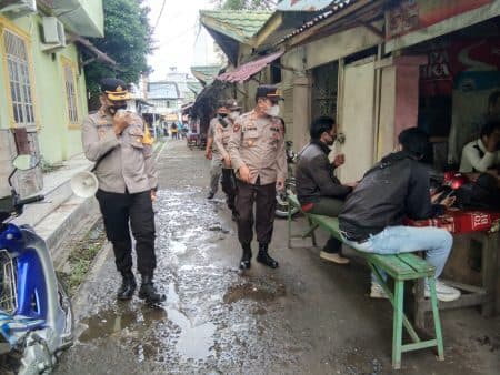 kapolres_tebing_tinggi_patroli_berjalan_kaki_imbau_warga_agar_vaksin