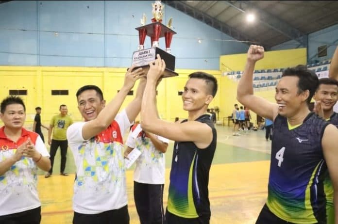 kapolres_tebing_tinggi_serahkan_hadiah_dan_trophy_juara_voli