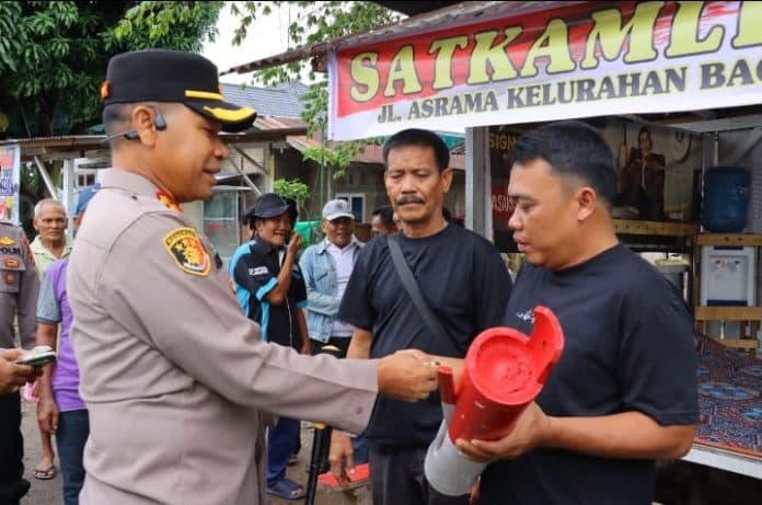 kapolres_tebing_tinggi_serahkan_perlengkapan_keamanan_pos_satkamling
