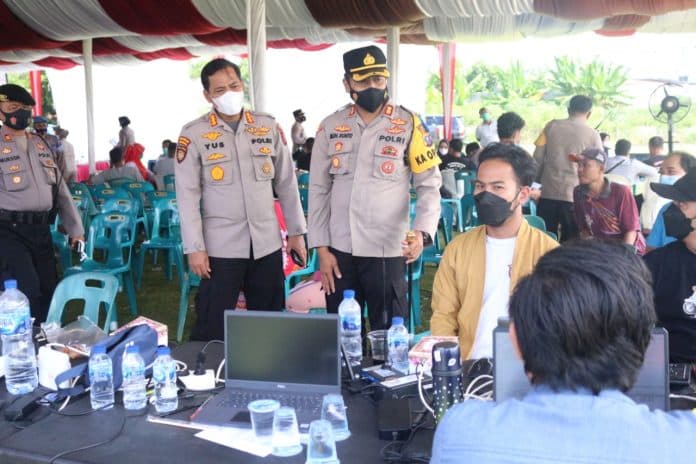 kapolres_tebing_tinggi_tinjau_akselerasi_vaksinasi_serentak_indonesia_di_lapangan_tc