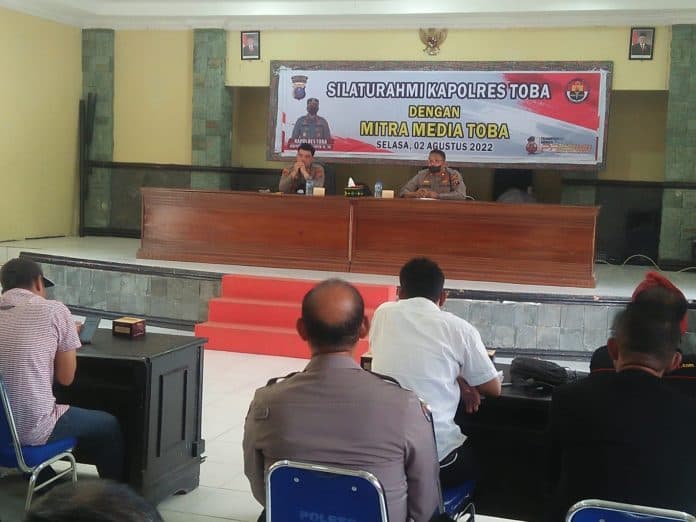 kapolres_toba_ajak_sinergitas_kemitraan_dengan_media