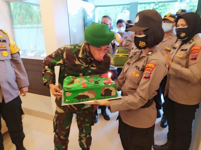 kapolresta_deli_serdang_dan_anak_buahnya_serbu_markas_tni_dandim_sempat_kaget