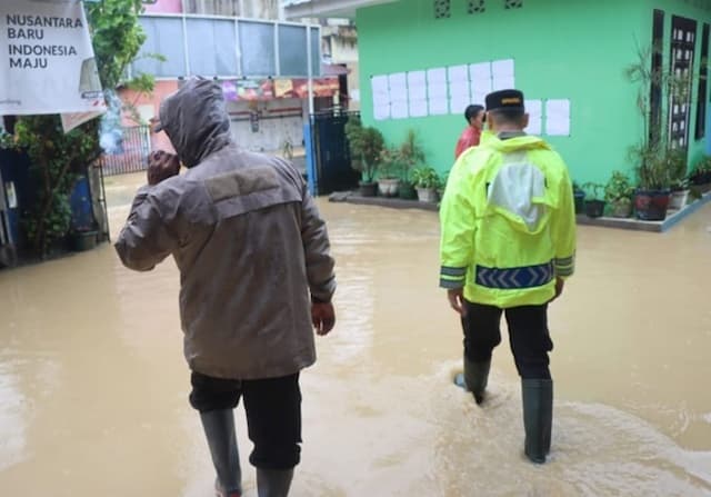 kapolresta_deli_serdang_pantau_penghitungan_suara_di_tps_meski_hujan
