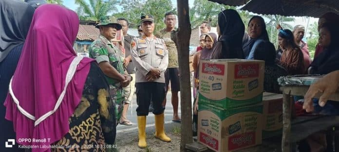 kapolsek_bersama_danramil_pantau_situasi_banjir_di_sungai_kanan_dan_berikan_bantuan