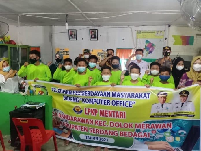 kapolsek_dolok_merawan_monitoring_pelatihan_komputer_di_desa_bandar_awan