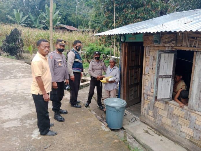 kapolsek_dolok_panribuan_salurkan_sembako_kepada_warga_terdampak_kenaikkan_harga_bbm