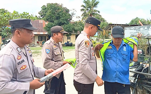 kapolsek_indrapura_beri_5_warga_alat_kelengkapan_amankan_persimpangan