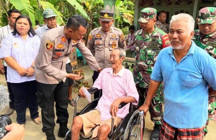 kapolsek_indrapura_salurkan_kursi_roda_dan_sembako