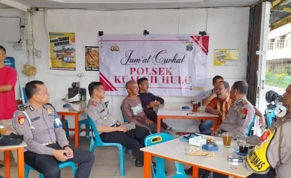 kapolsek_kualuh_hulu_sapa_warga_melalui_jumat_curhat