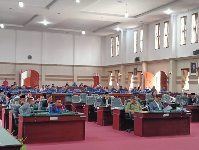 karena_tanda_tangan_rapat_paripurna_nota_pengantar_lkpj_bupati_simalungun_tertunda
