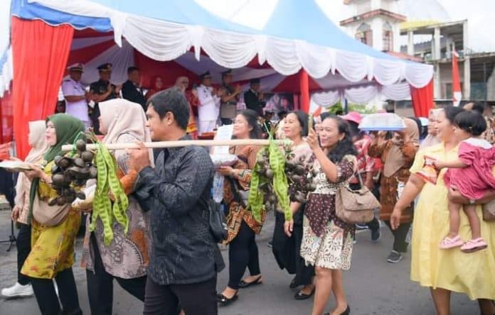 karnaval_defile_hut_kabupaten_tapteng_ke_79_tampilkan_hasil_bumi_dan_makanan_khas