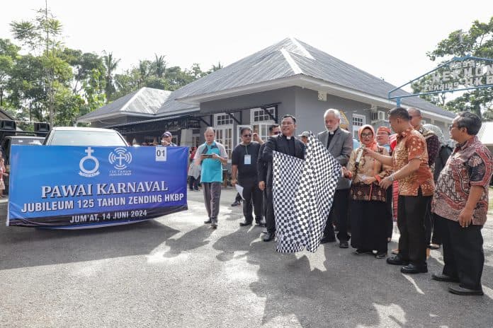 karnaval_tiga_daerah_hiasi_jubelium_125_tahun_zending_hkbp_se_distrik_v_sumatera_timur