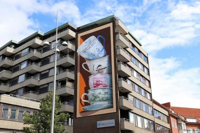 karya_seni_mencengangkan_dari_mural_3d_cangkir_teh_yang_hampir_tumpah