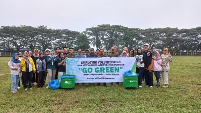 karyawan_bpjs_ketenagakerjaan_padangsidimpuan_berikan_bantuan_tong_sampah_untuk_stadion_hm_nurdin