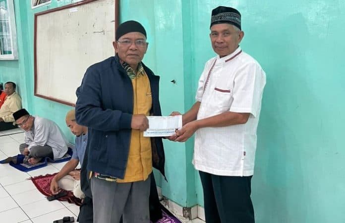 karyawan_pesantren_darul_mursyid_yang_sudah_pensiun_diberangkatkan_naik_haji