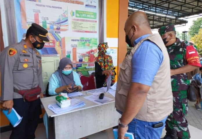 kasat_binmas_polresta_deli_serdang_keliling_desa_pantau_pelaksanaan_vaksin