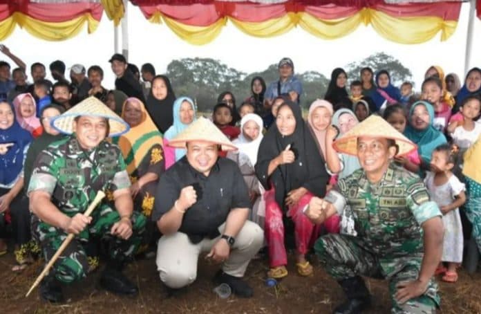 kasdam1bb_brigjen_tni_rifky_nawawi_berkunjung_ke_tapsel_ini_reaksi_emak_emak