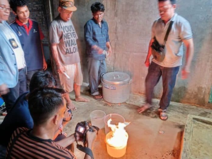 kasus_bbm_bocor_dari_spbu_di_sinaksak_lurah_sumur_bor_4_kk_masih_tercemar