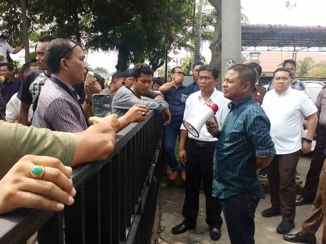 kasus_dana_reses_dprd_2017_dihentikan_kajari_tebing_didemo_aliansi_masyarakat