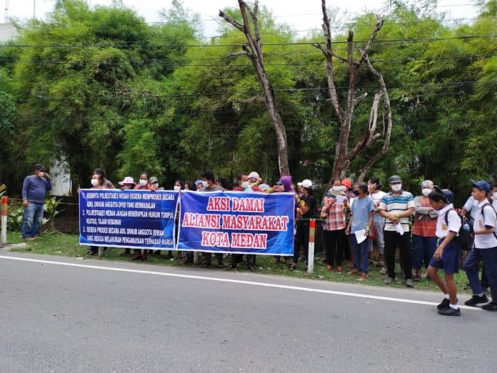 kasus_dugaan_penganiayaan_anggota_dewan_dinilai_lamban_puluhan_massa_geruduk_polrestabes_medan