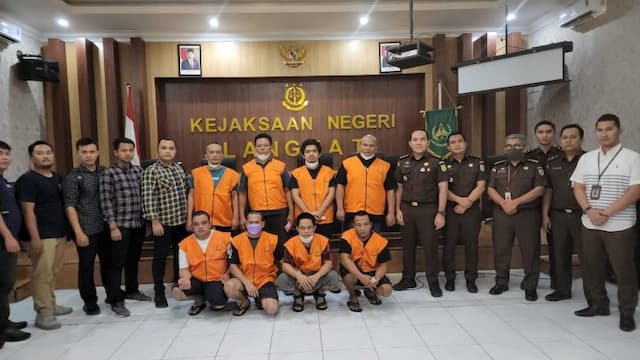 kasus_kerangkeng_bupati_langkat_non_aktif_delapan_tersangka_diserahkan_ke_kejaksaan